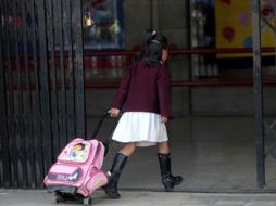 A partir de las 6:00 horas de mañana lunes, los uniformados vigilarán las 23 mil escuelas de la entidad. ARCHIVO  /