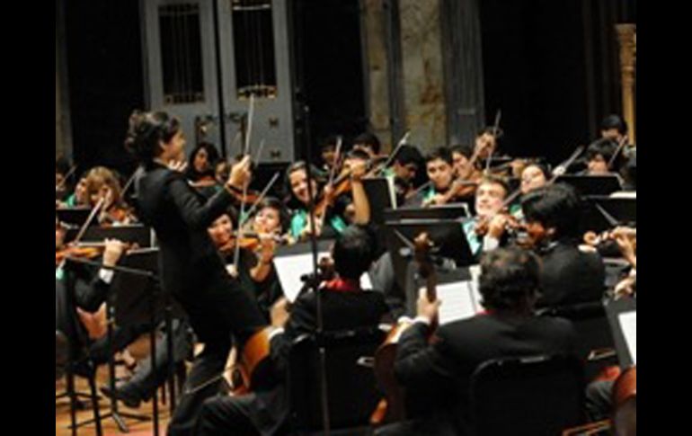 La sinfónica maravilló a los asistentes con la pieza 'Danzón no. 2', de Márquez. ESPECIAL  /