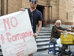 Un manifestante enmascarado sostiene un cartel que dice ''No más corrupción''. AFP  /