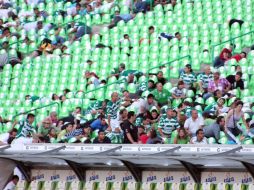 La noche del sábado, espectadores del encuentro Santos Laguna-Morelia entraron en pánico al oír balazos. NTX  /
