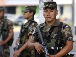 Las fuerzas armadas salvadoreñas resguardan edificios suceptibles de sufrir ataques por parte del crimen organizado. AP  /
