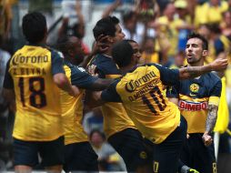 Vicente Sanchez y demás compañeros celebran la 'goliza' que anotaron a los 'rojinegros'. AP  /