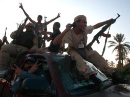 Rebeldes libios celebran hoy en el pueblo de Maya, en su camino hacia Trípoli. REUTERS  /