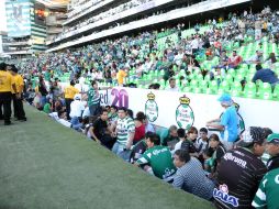 Personas se resguardan durante el partido el sábado entre el Santos y el Morelia. EL UNIVERSAL  /
