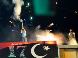 Un hombre enciende fuegos artificiales en Bengasi, para celebrar el avance de los rebeldes en Trípoli. REUTERS  /