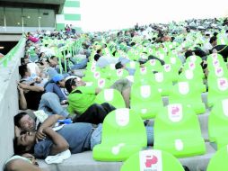 Los asistentes al partido del sábado se resguardan ante el tiroteo que se escuchó en las inmediaciones del estadio en Torreón. REUTERS  /