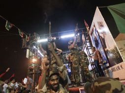 Miles de personas celebran en la capital de Libia la llegada de los sublevados. AFP  /