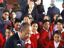 '35 millones de mexicanos van hoy a la escuela, una cifra, sin precedentes, que nos enorgullece a todos': Calderón. NOTIMEX  /