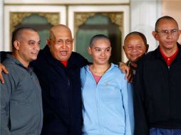 Hugo Chávez al lado seis jóvenes de la República Dominicana que decidieron raparse en apoyo por quimioterapia. REUTERS  /