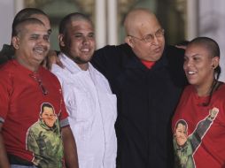 Un centenar de jóvenes la cabeza en solidaridad con el presidente Hugo Chávez, lo que fue calificado como 'show mediático'. AP  /