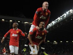 Anderson (Atrás) celebra el triunfo ante el Tottenham con Wayne Rooney y Ashley Young (I). REUTERS  /