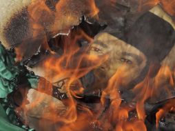 Manifestantes libios queman banderas y fotografías de Gadhafi durante una manifestación frente al consulado libio en Estambul. EFE  /