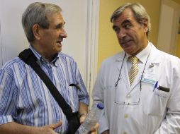 Pedro Antonio Pérez García (i), junto al director médico del hospital 12 de Octubre de Madrid. EFE  /