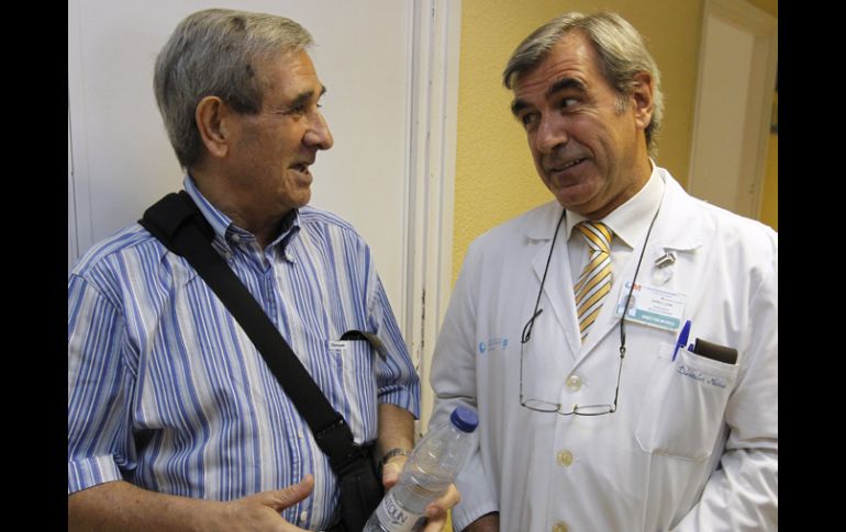 Pedro Antonio Pérez García (i), junto al director médico del hospital 12 de Octubre de Madrid. EFE  /