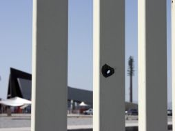 Un impacto de bala se observa en una de la rejas de acceso al estadio de Torreón. REUTERS  /