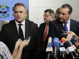 José Luis Astiazarán, presidente de la LFP (I) después de la reunión de hoy con la Asociación de Futbolistas Españoles. EFE  /