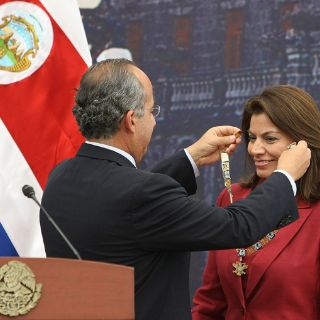 Calderón y Chinchilla intercambian condecoraciones