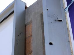 Impactos de bala en un muro del estadio del Santos Laguna luego del ataque registrado afuera del inmueble. REUTERS  /