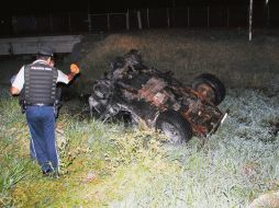 El Jeep volcó y cayó en un canal, además de que se quemó en su totalidad. M. PATIÑO  /