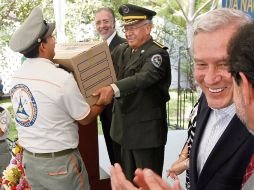 El Mayor Trinidad López Rivas entrega una despensa durante el Día del Bombero en las instalaciones de Protección Civil Jalisco. S. NÚÑE  /