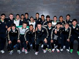 Elementos mexicanos posan a su llegada al Aeropuerto Internacional de la Ciudad de México. MEXSPORT  /