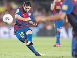 Lionel Messi dispara a portería durante el duelo ante el Napoli, en el cual el argentino marcó dos goles. AP  /