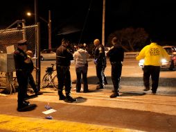 Policías investigan la escena donde se suscitó el tiroteo, justo a las afueras del Candlestick Park. AP  /