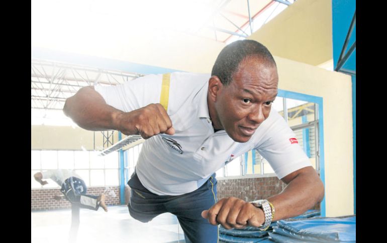El profesor Alfonso Cárdenas posa en el tatami del Code. A. GARCÍA  /