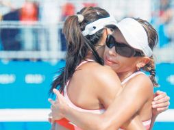 El equipo salvadoreño de volibol de playa festeja un punto en los Juegos Panamericanos de Río 2007. MEXSPORT  /