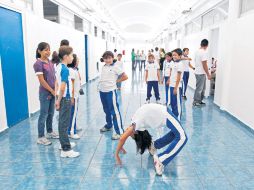 Los alumnos de esta escuela son capaces de ejecutar figuras gimnásticas en los pasillos del edificio. E. BARRERA  /