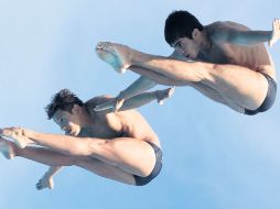 Germán Sánchez (izq) e Iván García ensayan sus saltos en la fosa del Code. A. CAMACHO  /