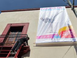 Trabajadores instalan mantas en el edificio del Congreso del Estado. A. GARCÍA  /