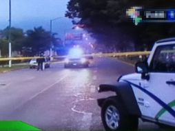 Policías municipales y peritos del Instituto Jalisciense de Ciencias Forenses acudieron al lugar del tiroteo. ESPECIAL  /