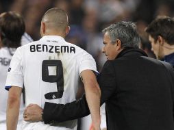 Mourinho y Karim Benzema durante el partido contra Lyon. AP  /