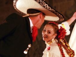 Cerca de 300 bailarines folclóricos intentarán romper el récord mundial al bailar durante diez minutos. A. CAMACHO  /