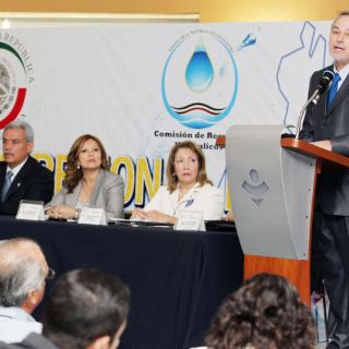 Urge gobernador a despolitizar las tarifas de agua potable