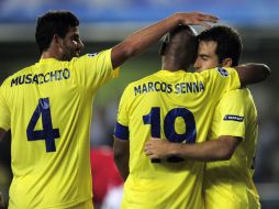 El defensa argentino Mateo Musacchio (I) y el mediocampista Marcos Senna (C) festejan al italiano Giuseppe Rossi. AFP  /