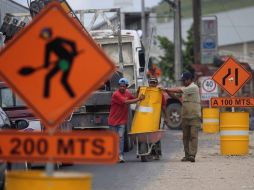 En la imagen, obreros trabajando en la infraestructura vial del Puente Colón. S. NÚÑEZ  /