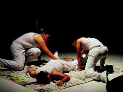 La puesta en escena la dirige Adrián Nuche y está basada en la novela de Paul Auster, La invención de la soledad. ESPECIAL  /