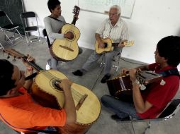 Alumnos de la Escuela Municipal de Mariachi toman clases en instalaciones modestas. A. HINOJOSA  /
