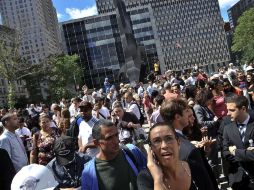 Personas se congregan afuera de un edificio en Nueva York, tras un sismo de 5.8 grados que sacudió la costa este de EU. AFP  /