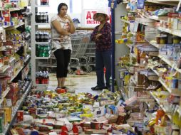 El temblor, que duró unos cinco segundos, dejó en el suelo productos de tiendas y estanterías de oficinas. AP  /