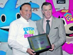 Jorge Lozano (izq.) recibió de manos de Carlos Andrade Garín la playera del conteo regresivo (52 días) a los Juegos. NTX  /