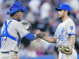 El catcher Salvador Pérez celebra el triunfo con Joakim Soria (der.). AP  /