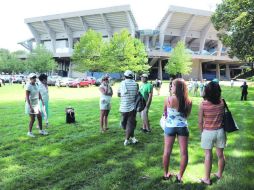 Los aficionados que observaban el partido entre Elena Vesnina y Jelena Jankovic, fueron evacuados del estadio en New Haven. AP  /