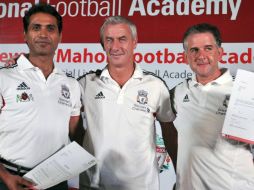 Ian Rush (ctr), Ian Rush (der) y Rajesh Malik en la conferencia de prensa en Nueva Delhi. AFP  /