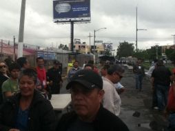 Un grupo de comerciantes protesta por el cobro de cuotas en el inicio del Tianguis del Sol. M. FERNÁNDEZ  /