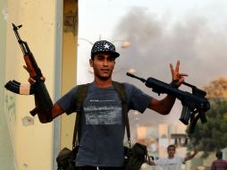 Un combatiente rebelde hace la señal de la victoria hoy en Trípoli. REUTERS  /