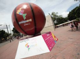 Un balón alusivo a los XVI Juegos Panamericanos Guadalajara 2011, fue colocado en el parque Revolución de Guadalajara. NOTIMEX  /