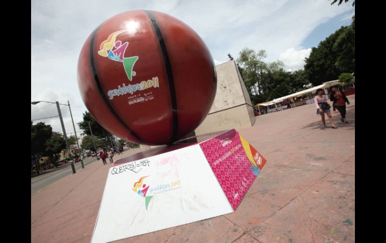 Un balón alusivo a los XVI Juegos Panamericanos Guadalajara 2011, fue colocado en el parque Revolución de Guadalajara. NOTIMEX  /